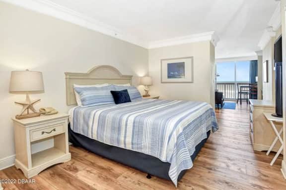 Gorgeous 1 bdrm Daytona Oceanfront balcony & kitch - Image 2