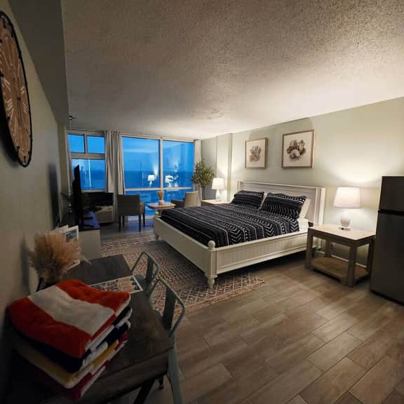 Newly updated king studio perfect for honeymooners - Image 3