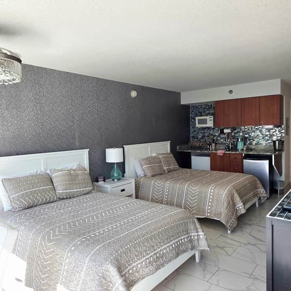 Elegant Double Queen Studio w/pool & kitchenette - Image 3