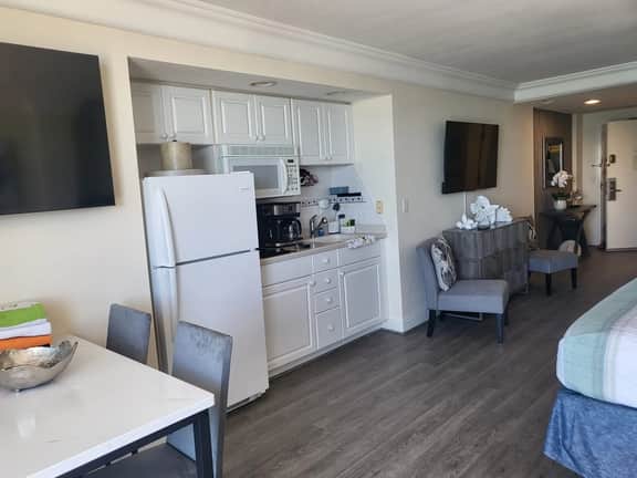 Surf N Sun spectacular oceanfront studio w/balcony - Image 4