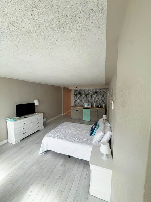 Tiki Resort Oceanview Studio w/kitchenette - Image 4