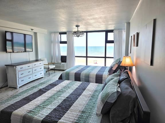Oceanfront Studio 2 Queen beds kitchenette & pool - Image 1