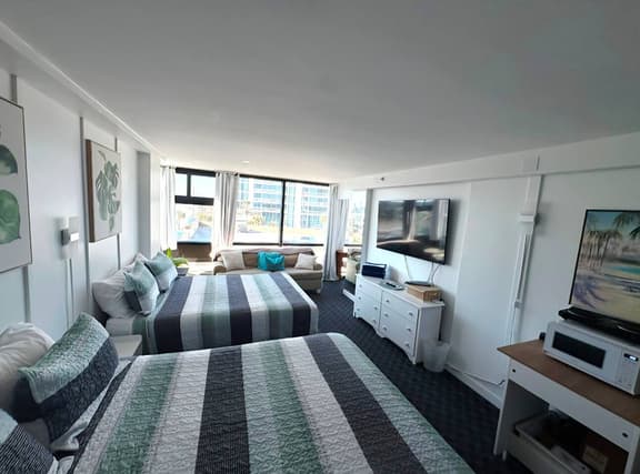 Oceanview cozy studio w/beachfront pool & tiki bar - Image 1