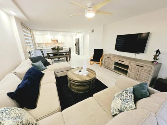 Stylish beach condo 2 bed 2 bath panoramic balcony - Image 1