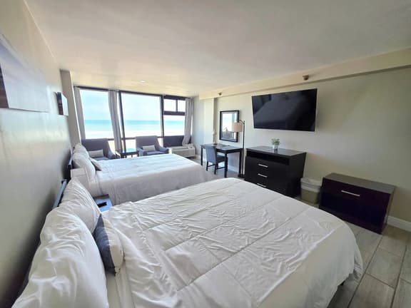 Oceanfront Studio 2 Queen beds kitchenette & pool - Image 1
