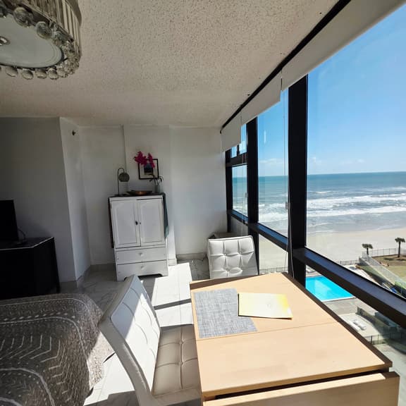 Elegant Double Queen Studio w/pool & kitchenette - Image 1