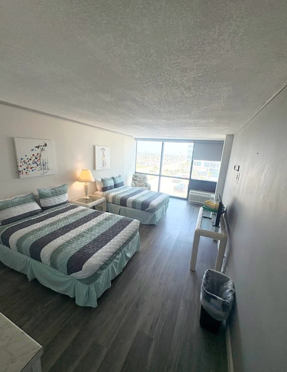 Oceanview Studio w/kitchenette, pool, tiki bar - Image 1